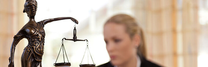 Ein erfahrener Rechtsanwalt für Strafrecht erarbeitet mit Ihnen eine individuelle Verteidigungsstrategie.